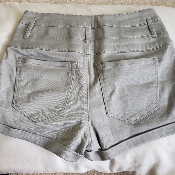 BNWT Refuge hirise shorts - Picture 3 of 5